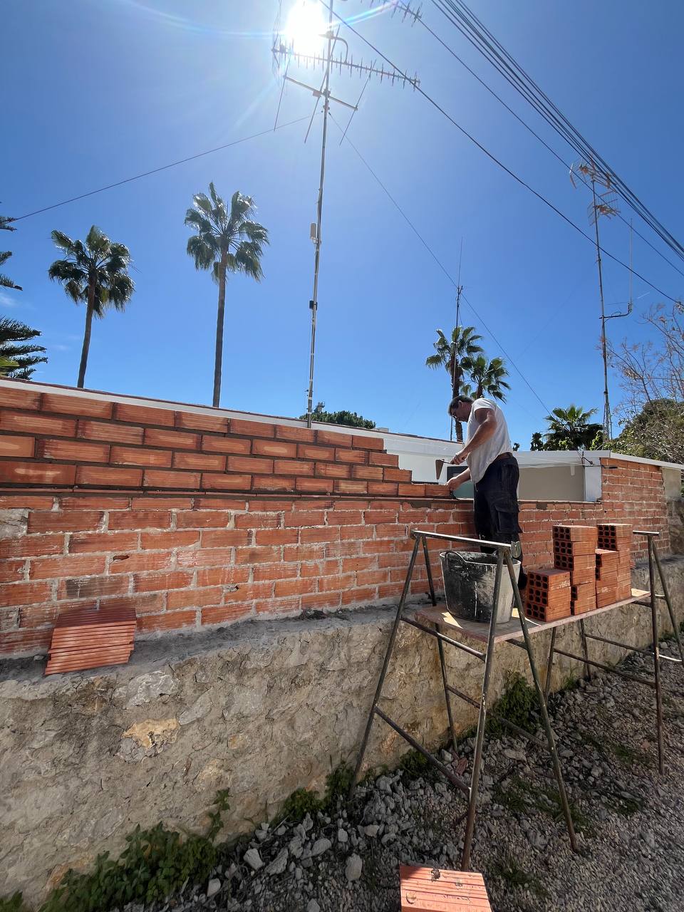 Grua i obra de construcció nova gestionada per Grup Mecal a Igualada